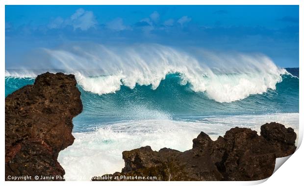 The large and spectacular waves at Hookipa Beach i Print by Jamie Pham