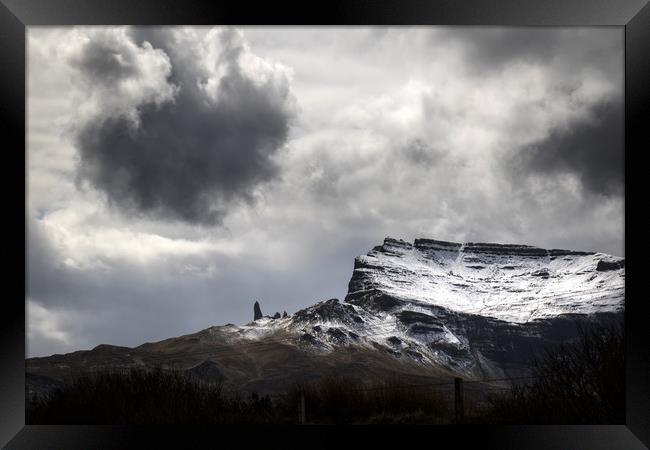 Old Man of Storr  Framed Print by chris smith
