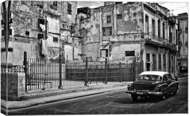 American Car in Havana Canvas Print by Lynn Bolt