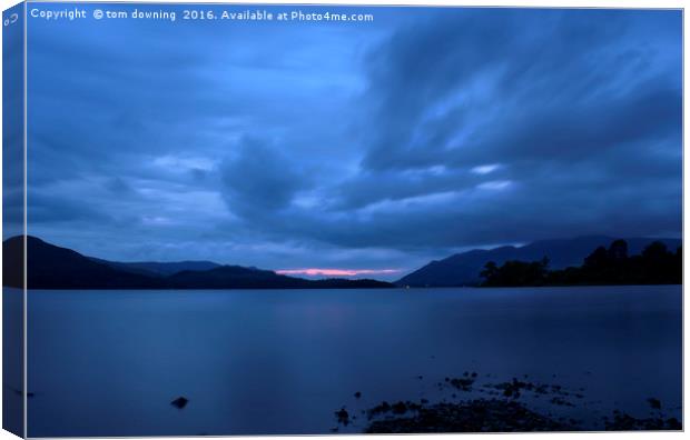 Derwent water at dusk Canvas Print by tom downing