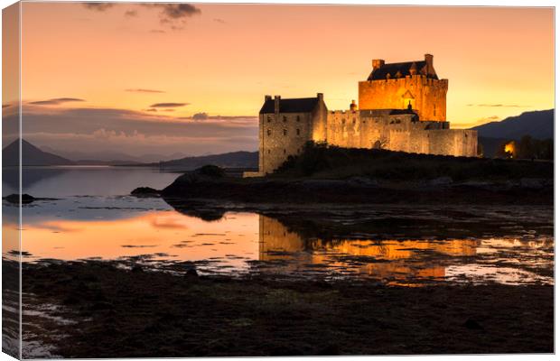 Eilean Donan Castle Sunset Canvas Print by Derek Beattie