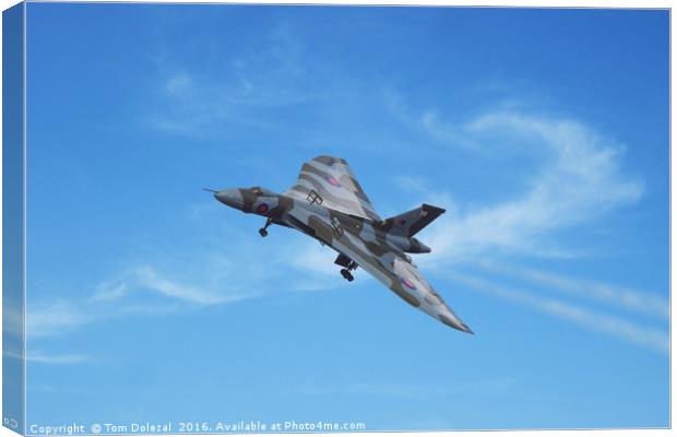 Vulcan Bomber XH558 on final approach Canvas Print by Tom Dolezal