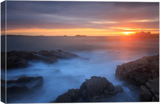 Sunset at Cobo Guernsey Canvas Print by chris smith