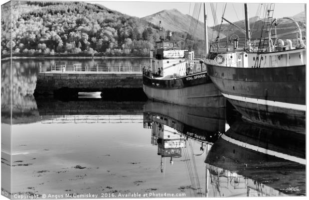 Clyde puffer Vital Spark at Inveraray Pier mono Canvas Print by Angus McComiskey