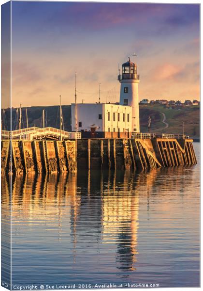 Sunset over Scarborough Lighthouse Canvas Print by Sue Leonard