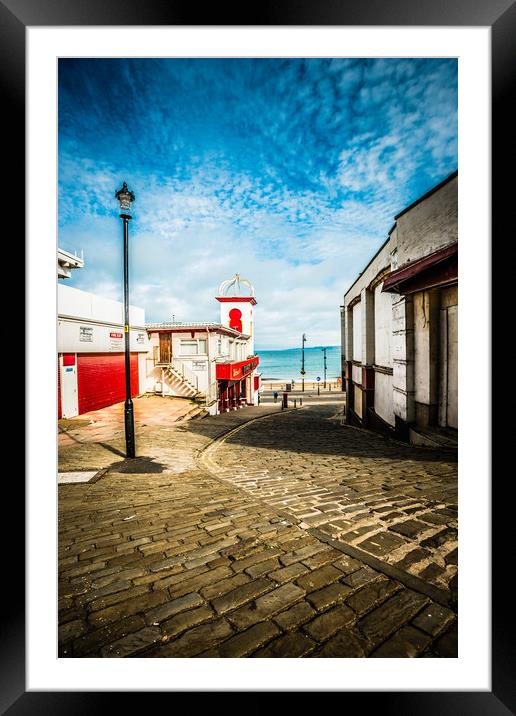Scarborough walk to the beach Framed Mounted Print by Jason Thompson