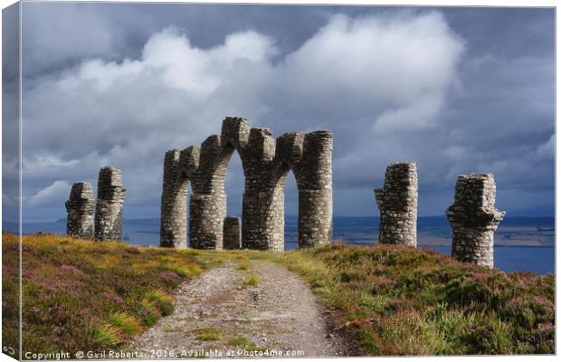 Monument at Cnoc Fyrish, Highlands Scotland Canvas Print by Gwil Roberts