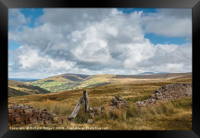 Stone wall in the Brecon Beacons. Framed Print by Richard Morgan