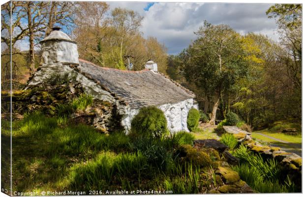 Welsh Cottage in Snowdonia. Canvas Print by Richard Morgan