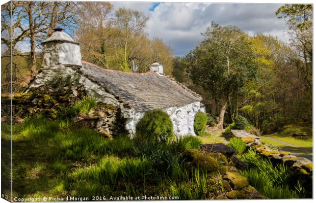 Old Welsh Cottage. Canvas Print by Richard Morgan