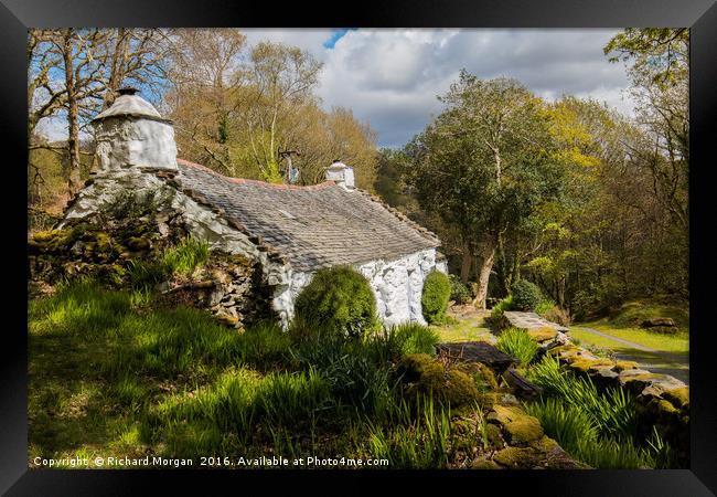 Old Welsh Cottage. Framed Print by Richard Morgan