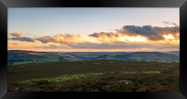 Peak District pano    Framed Print by chris smith