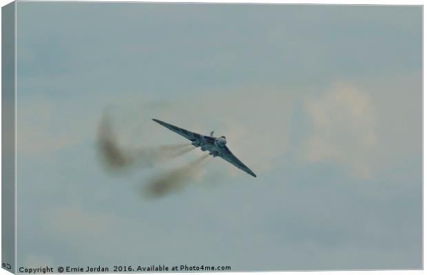 XH558 Avro Vulcan Bomber-Eastbourne 2015 Canvas Print by Ernie Jordan