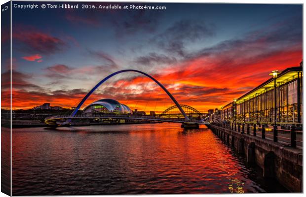sunset view from Quayside, Newcastle Upon Tyne Canvas Print by Tom Hibberd