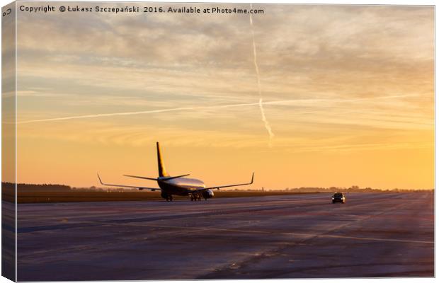 Passenger plane Boeing 738 waiting for takeoff Canvas Print by Łukasz Szczepański