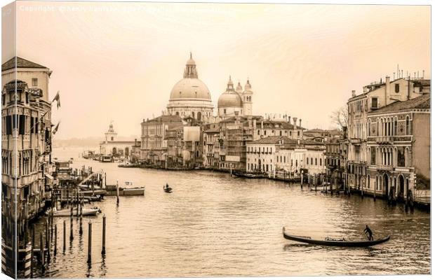 Venezia's Grand Canal Canvas Print by henry harrison