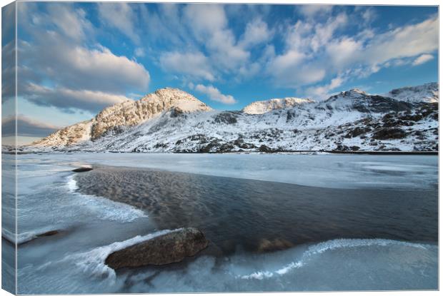 Tryfan in snow Canvas Print by Rory Trappe