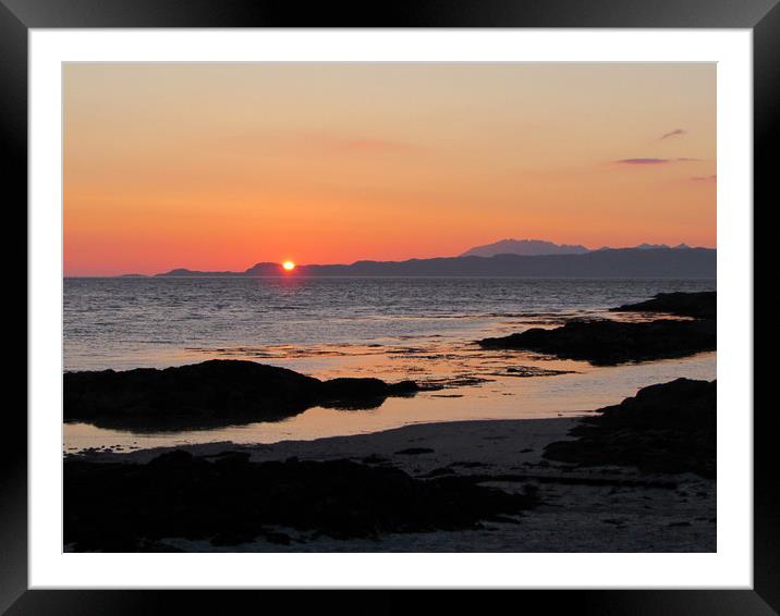    Skye sunset                             Framed Mounted Print by alan todd