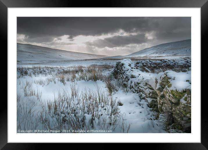Snow covered stone wall in the Brecon Beacons. Framed Mounted Print by Richard Morgan
