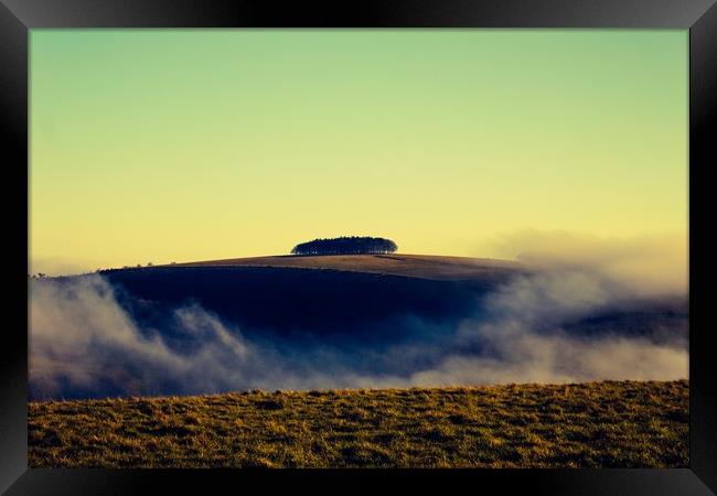 Rolling fog, windgreen near Shaftsbury Dorset/Wilt Framed Print by Lisa Strange