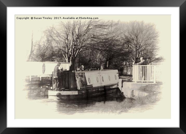 Narrowboat passing through  Framed Mounted Print by Susan Tinsley