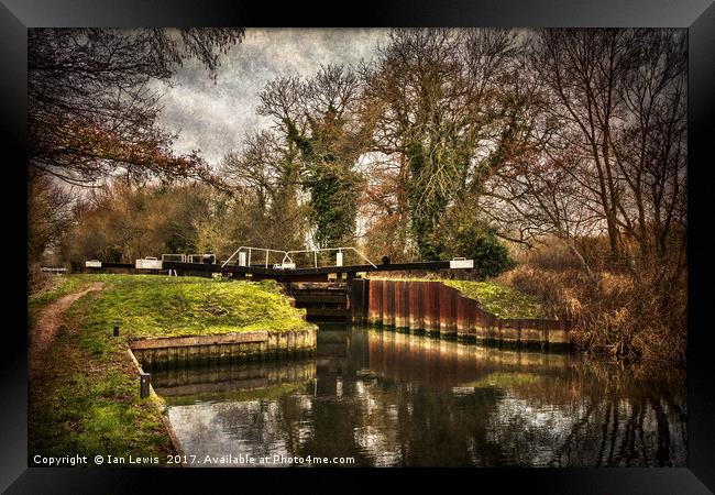 Sulhamstead Lock on the Kennet and Avon Framed Print by Ian Lewis