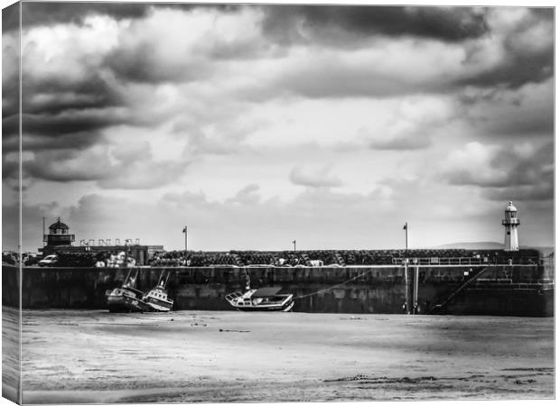 Majestic Smeaton Pier at St Ives Canvas Print by Beryl Curran