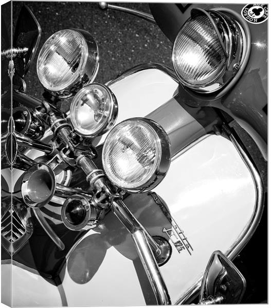 Lambretta 125 Canvas Print by tom downing