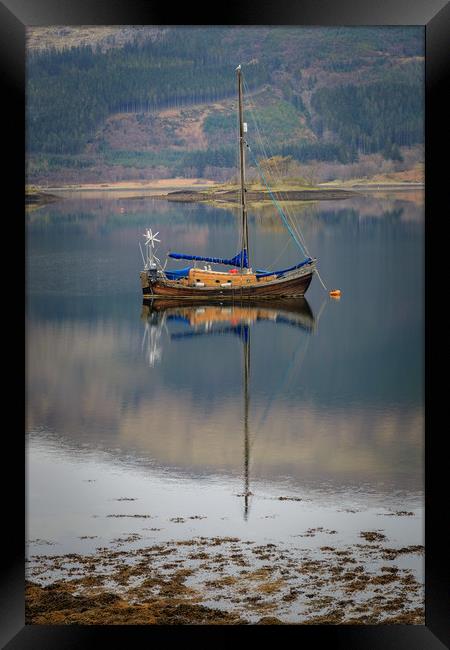 Boat on the Loch  Framed Print by chris smith