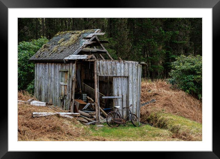 Abandoned shed  Framed Mounted Print by chris smith