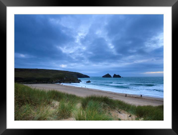 Holywell bay at dusk  Framed Mounted Print by chris smith