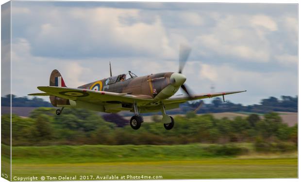 Spitfire approach. Canvas Print by Tom Dolezal