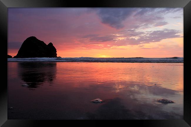 Phia beach at Sunset Framed Print by craig sivyer