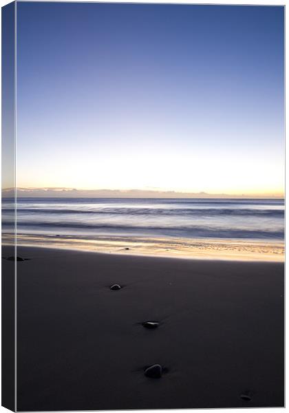 Ballynaclash beach at dawn Canvas Print by Ian Middleton
