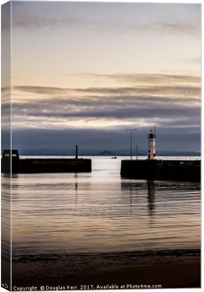 Anstruther Harbour lighthouse at sunset  Canvas Print by Douglas Kerr