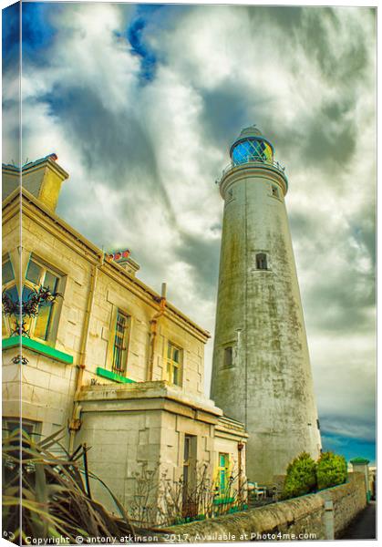 Lighthouse at Tynemouth Canvas Print by Antony Atkinson