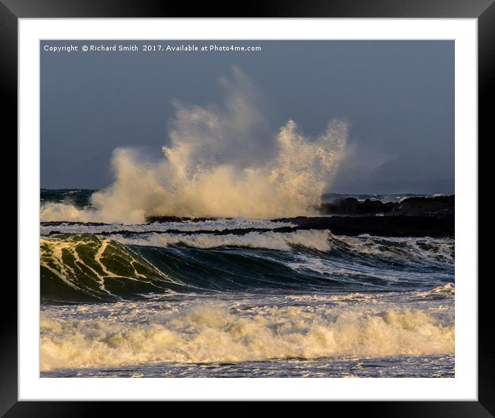 A breaker at Rubha nam Brathairean. Framed Mounted Print by Richard Smith