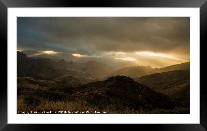 Canaria montana vista  Framed Mounted Print by Rob Hawkins