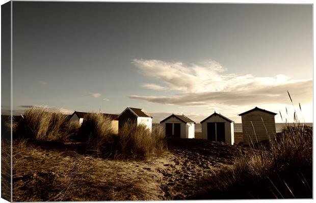 Beach huts at Southwold Canvas Print by Simon Wrigglesworth
