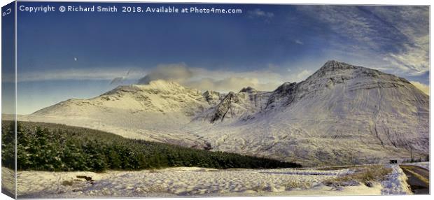 West ridge of the Black Cuillin Mountains Canvas Print by Richard Smith