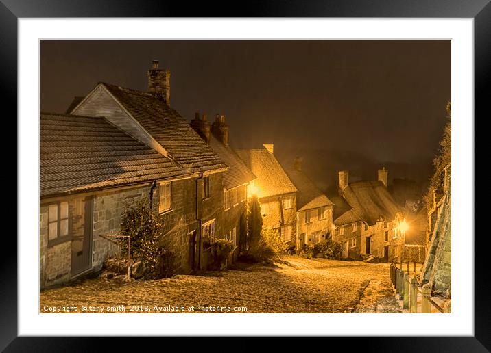 Gold Hill, Shaftsbury Framed Mounted Print by tony smith