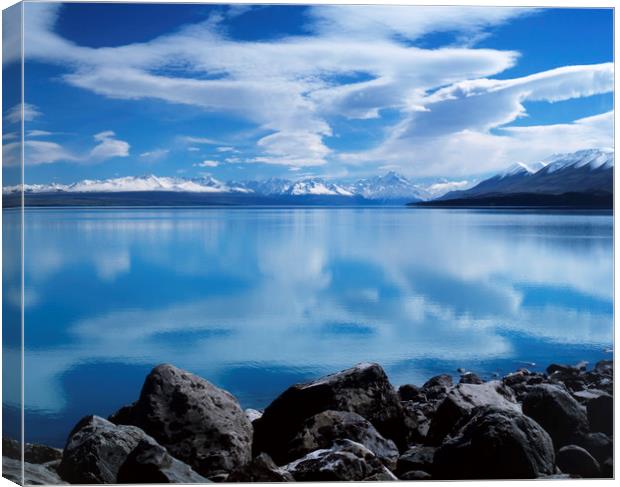 Mount Cook reflecting in Lake Pukaki. Canvas Print by Maggie McCall