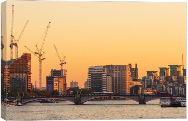 London at sunrise  Canvas Print by chris smith