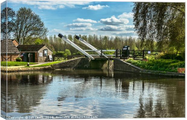 Bridge 221 On The Oxford Canal Canvas Print by Ian Lewis
