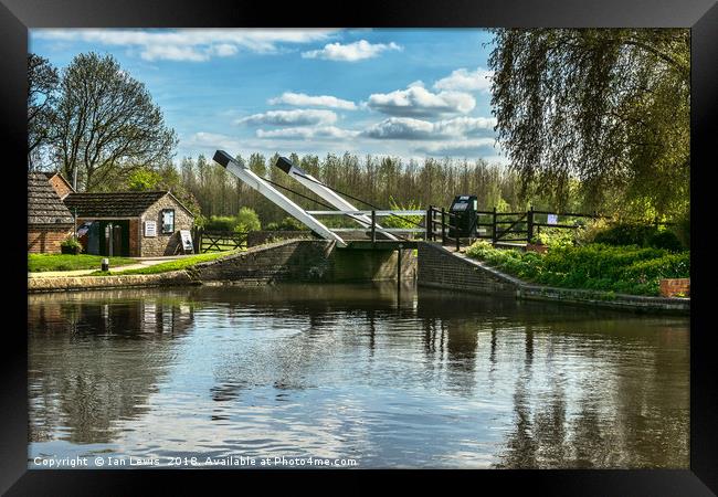 Bridge 221 On The Oxford Canal Framed Print by Ian Lewis