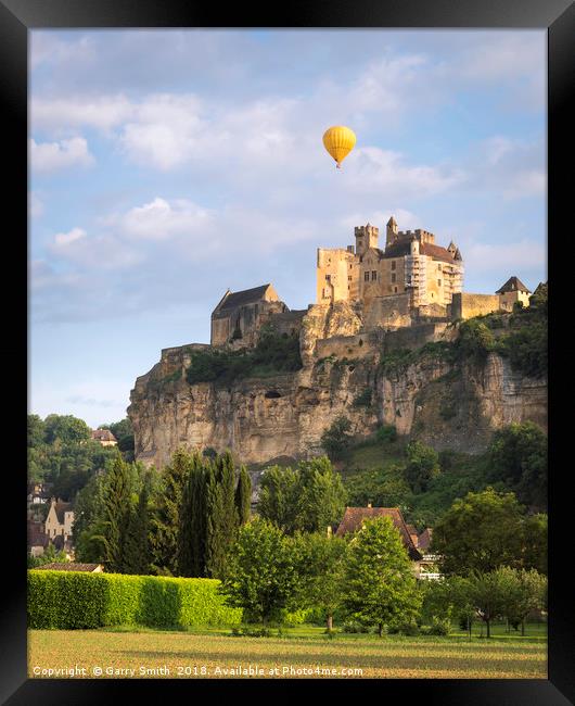 Hot Air Ballon Over Chateau de Beynac, France. Framed Print by Garry Smith