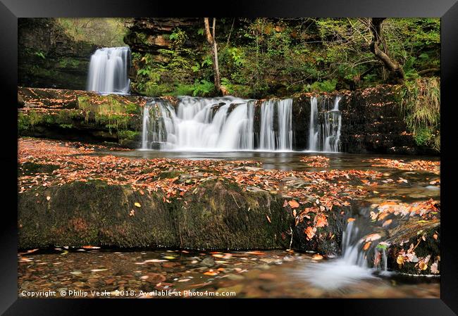 Horseshoe Falls surrounded by Autumn Colour. Framed Print by Philip Veale
