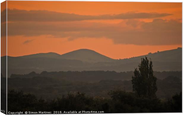 Sunset behind the Welsh Hills Canvas Print by Simon Martinez