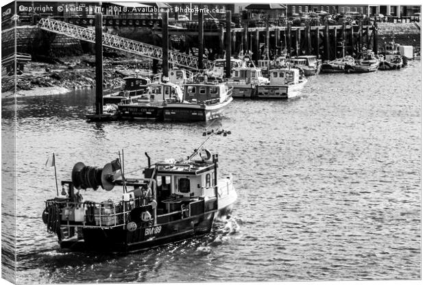 Whitby fishing boat Canvas Print by keith sayer