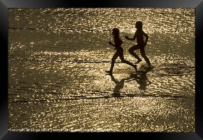 two children run by the sea Framed Print by Sergio Delle Vedove